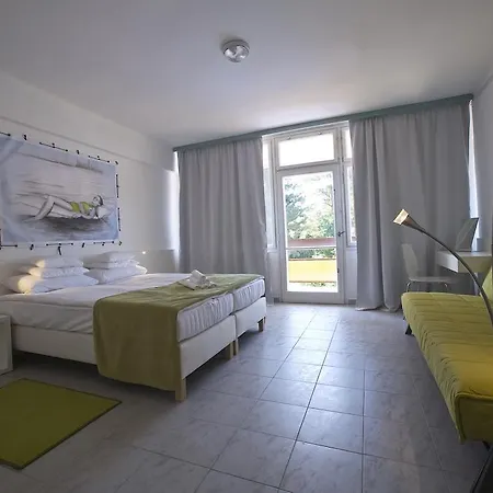 Hotel Holiday Csopak מלון 3*