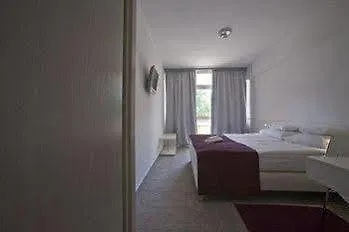 Hotel Holiday Csopak מלון 3*