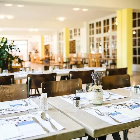 Hotel Holiday Csopak מלון 3*