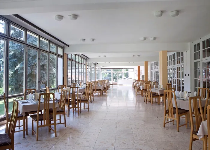 Hotel Holiday Csopak تشوباك