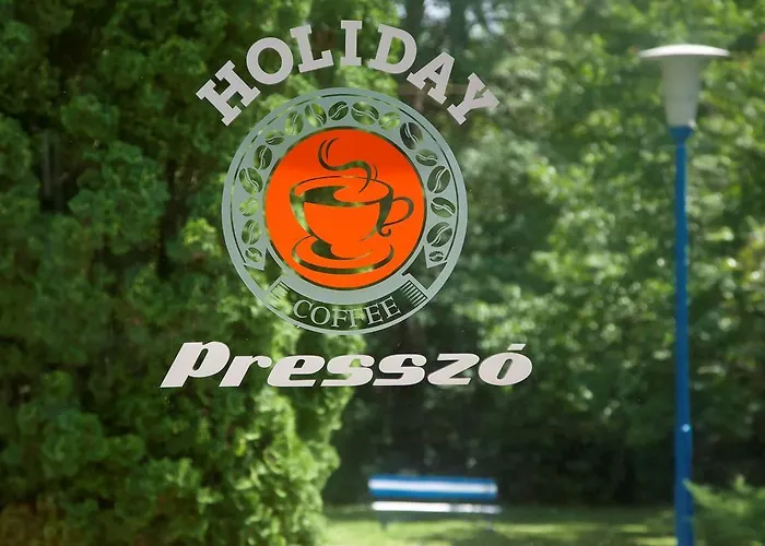Hotel Holiday Csopak מלון 3*