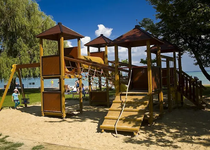 Hotel Holiday Csopak 3*