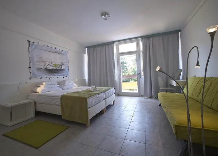 Hotel Holiday Csopak فندق 3*