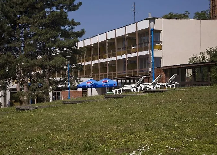 Hotel Holiday Csopak فندق تشوباك