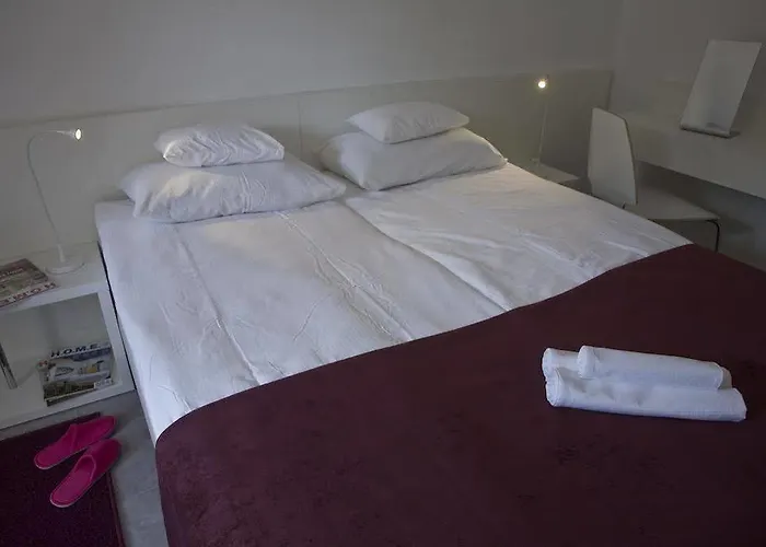 Hotel Holiday Csopak فندق 3*