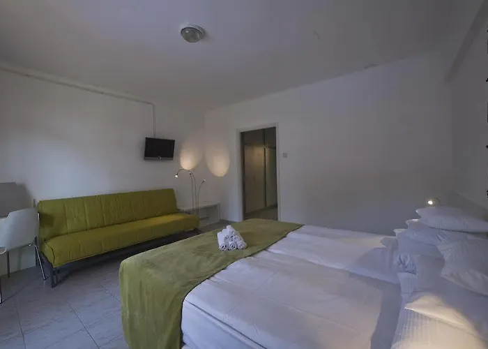 فندق Hotel Holiday Csopak تشوباك